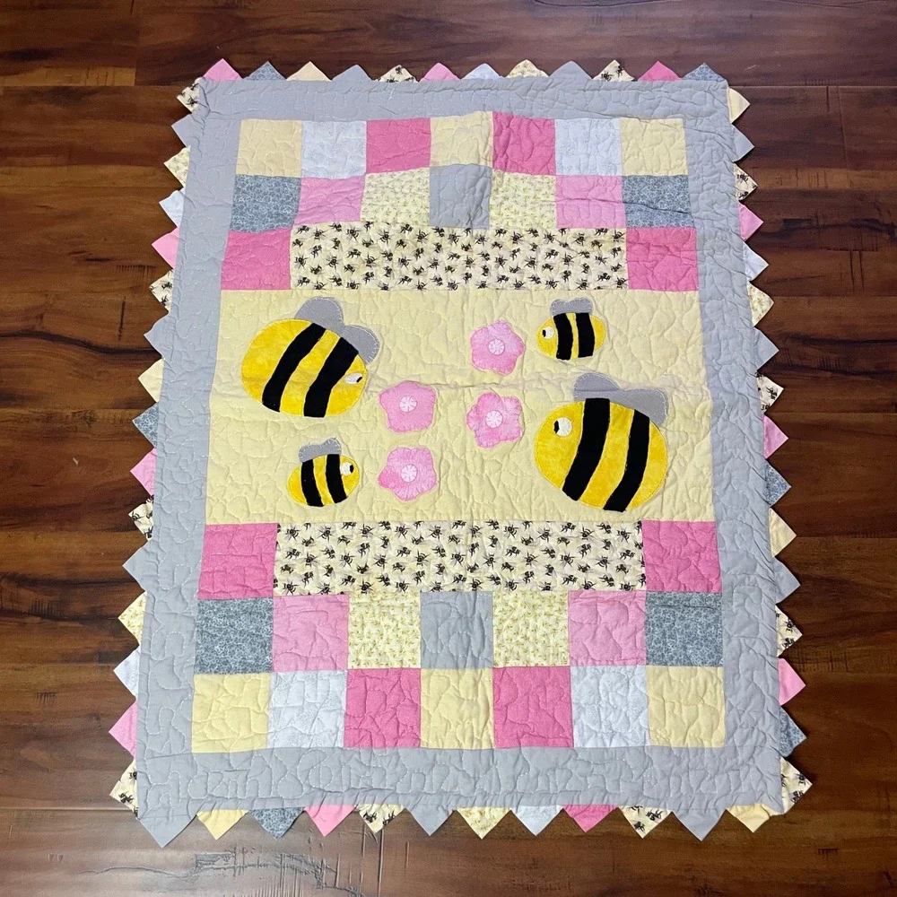 Handmade Bee Patchwork Crib Quilt 32x40 Bee Applique Pointed Edge Reversible